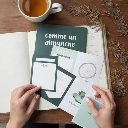 Cartes JDA - Project Life - Sous les pins: ensemble de cartes DIY posées sur un carnet, avec une tasse et des branches de pin en décor.