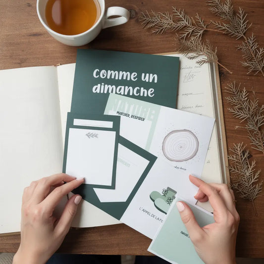 Cartes JDA - Project Life - Sous les pins: ensemble de cartes DIY posées sur un carnet, avec une tasse et des branches de pin en décor.