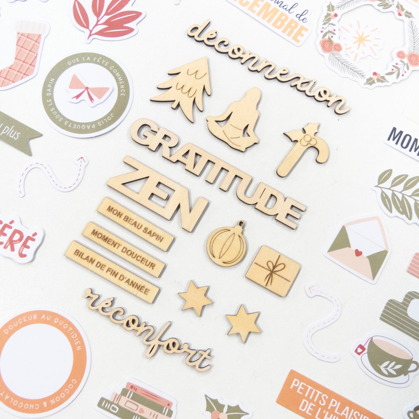 Décorations en bois - Un chocolat chaud et de la cannelle