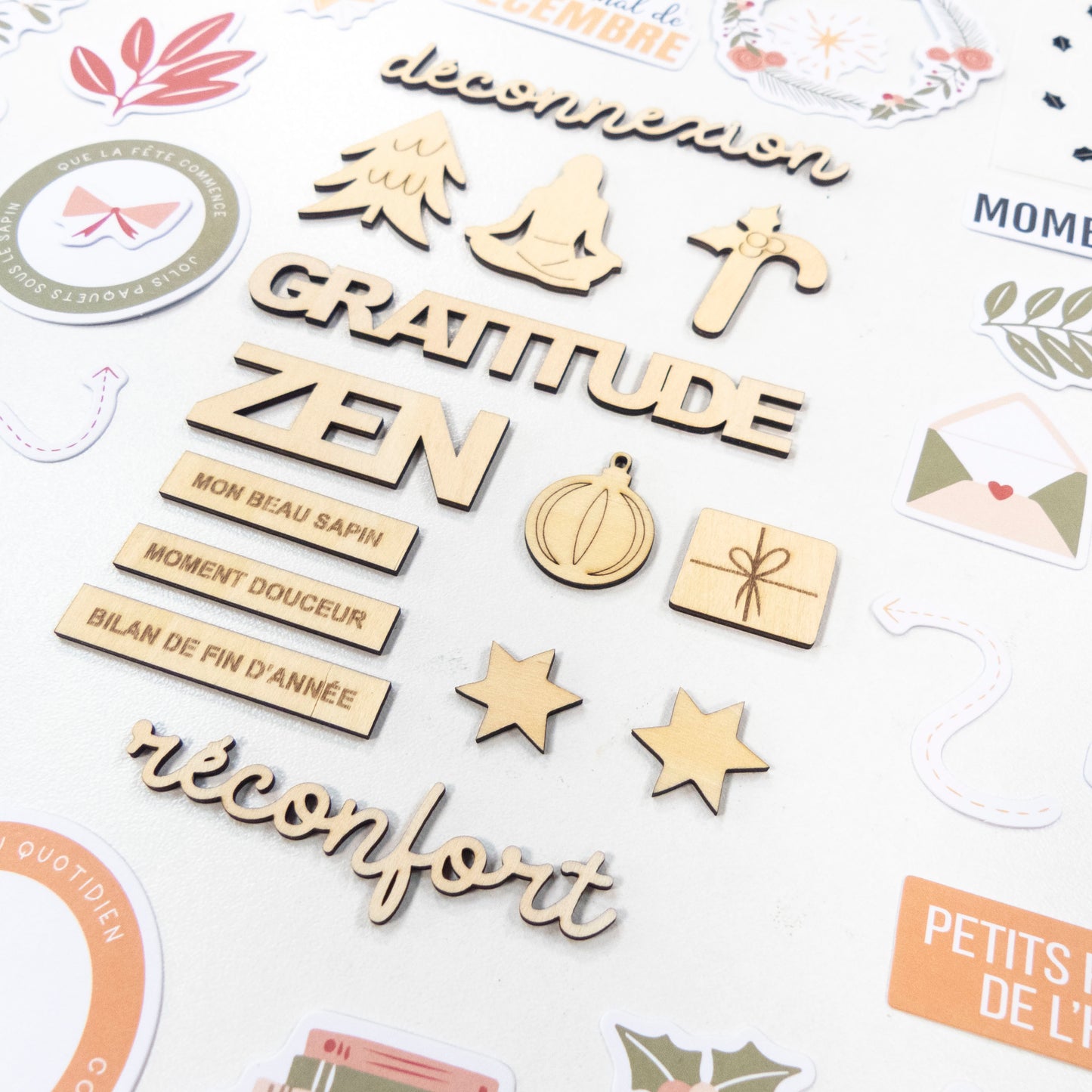 Décorations en bois - Un chocolat chaud et de la cannelle