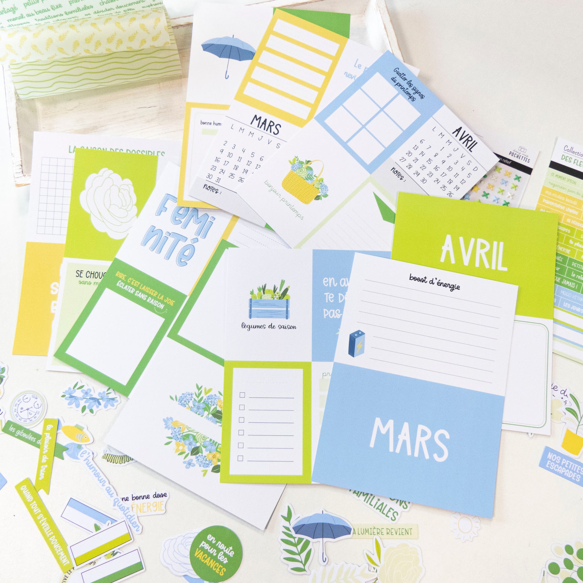 Cartes Project Life - Des fleurs et des saveurs: pages colorées en bleu, vert et jaune avec calendriers, mois et sections à remplir.