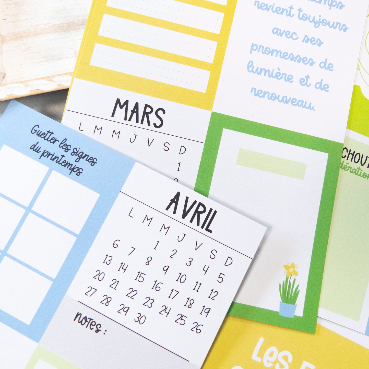 Cartes Project Life - Des fleurs et des saveurs: pages mensuelles affichant les mois Mars et Avril avec calendriers et notes.