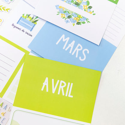 Cartes Project Life “Des fleurs et des saveurs” avec des pages colorées bleu clair et lime, affichant les mois Mars et Avril.