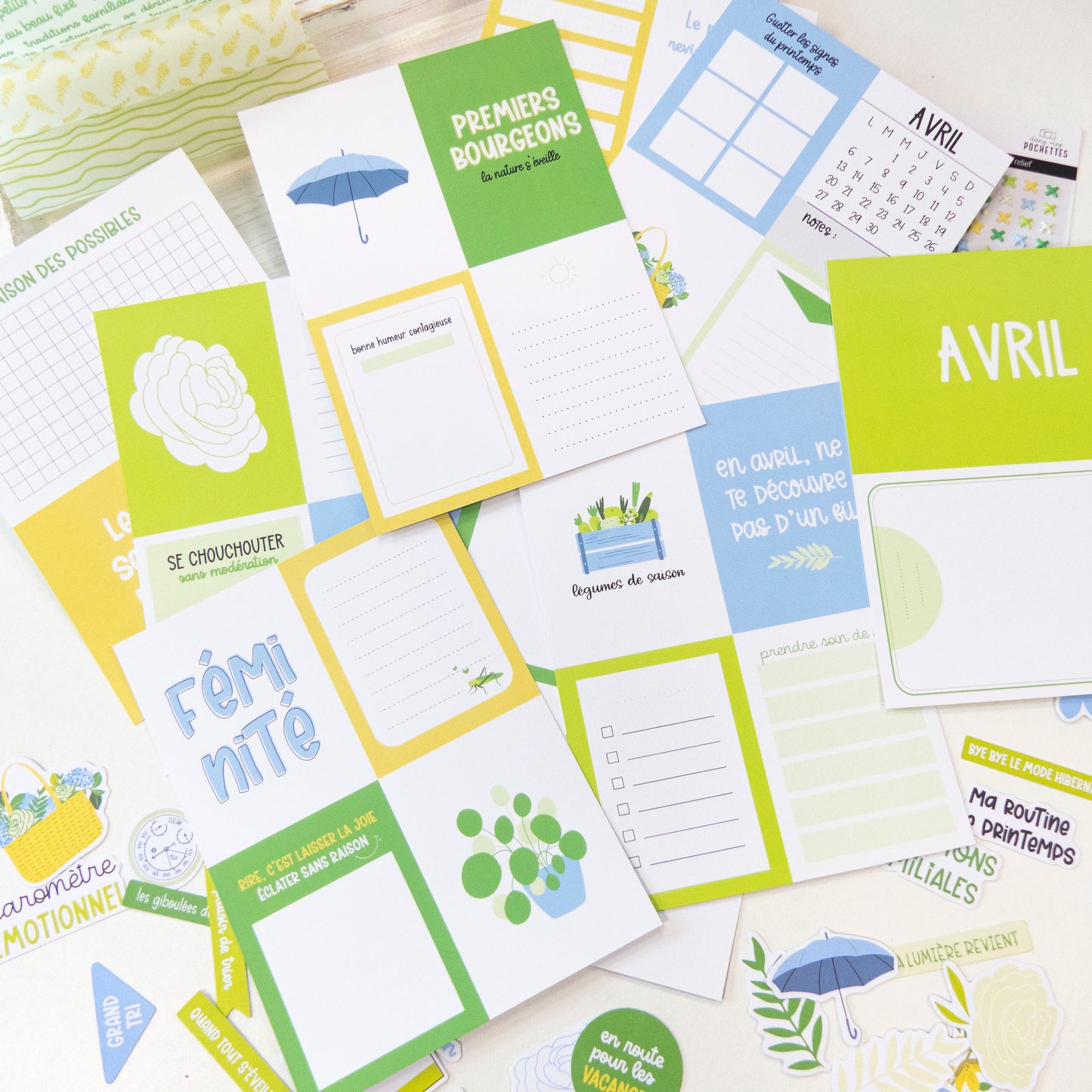 Cartes Project Life - Des fleurs et des saveurs: pages colorées en vert, bleu et jaune avec motifs floraux, calendrier et blocs de notes.