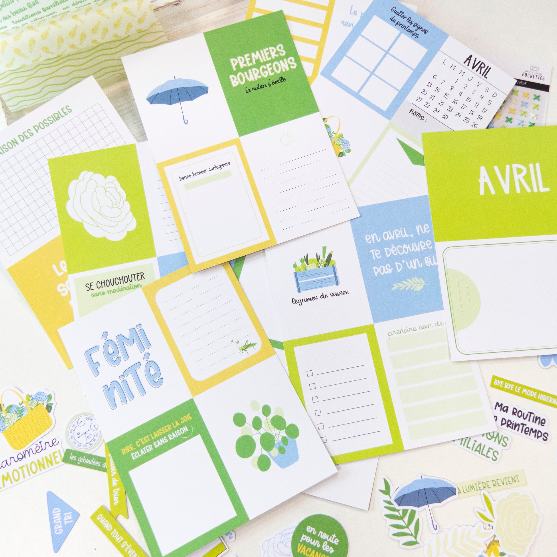Cartes Project Life - Des fleurs et des saveurs: pages colorées en vert, bleu et jaune avec motifs floraux, calendrier et blocs de notes.