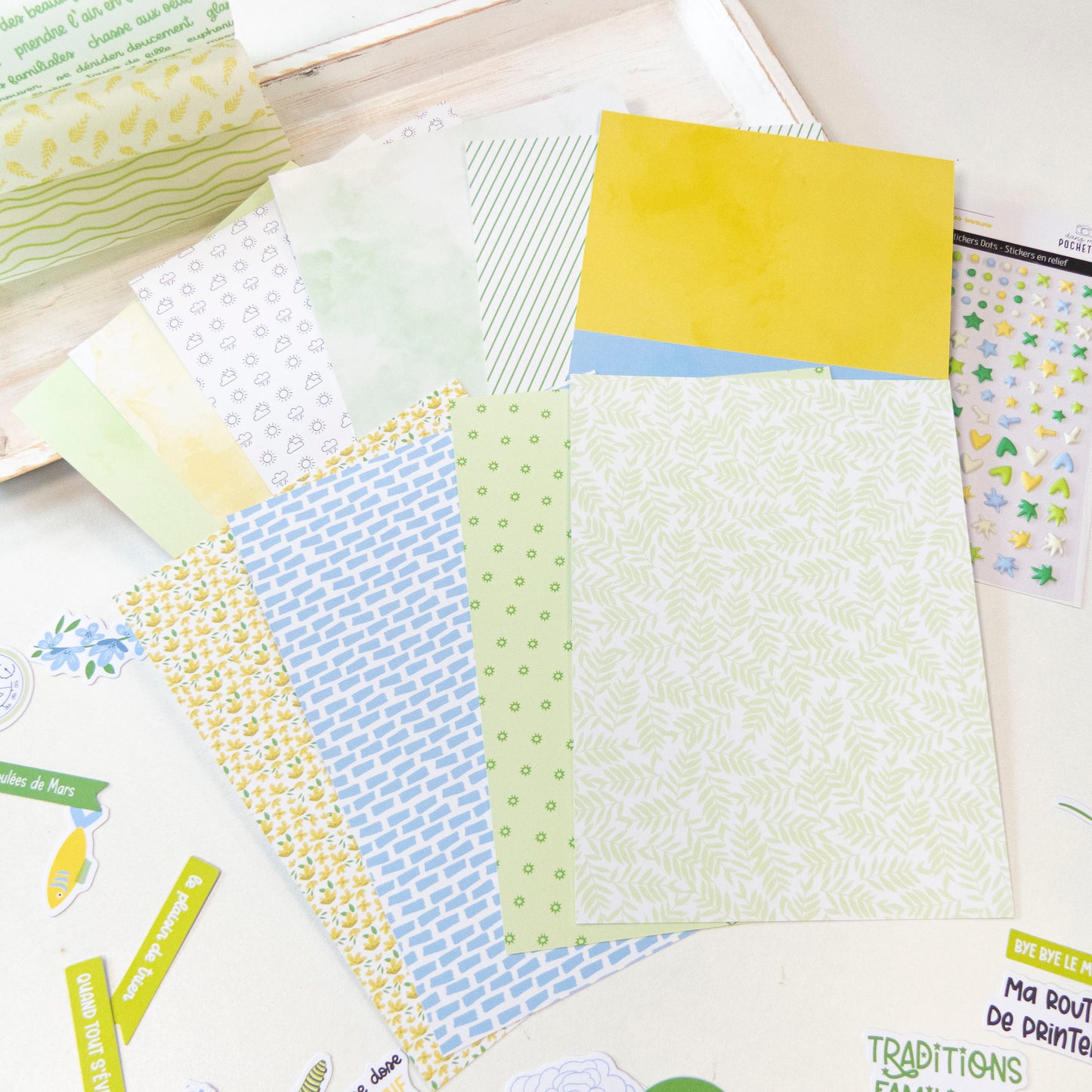 Cartes Project Life - Des fleurs et des saveurs: papiers décoratifs pastel disposés, avec motifs floraux et géométriques.