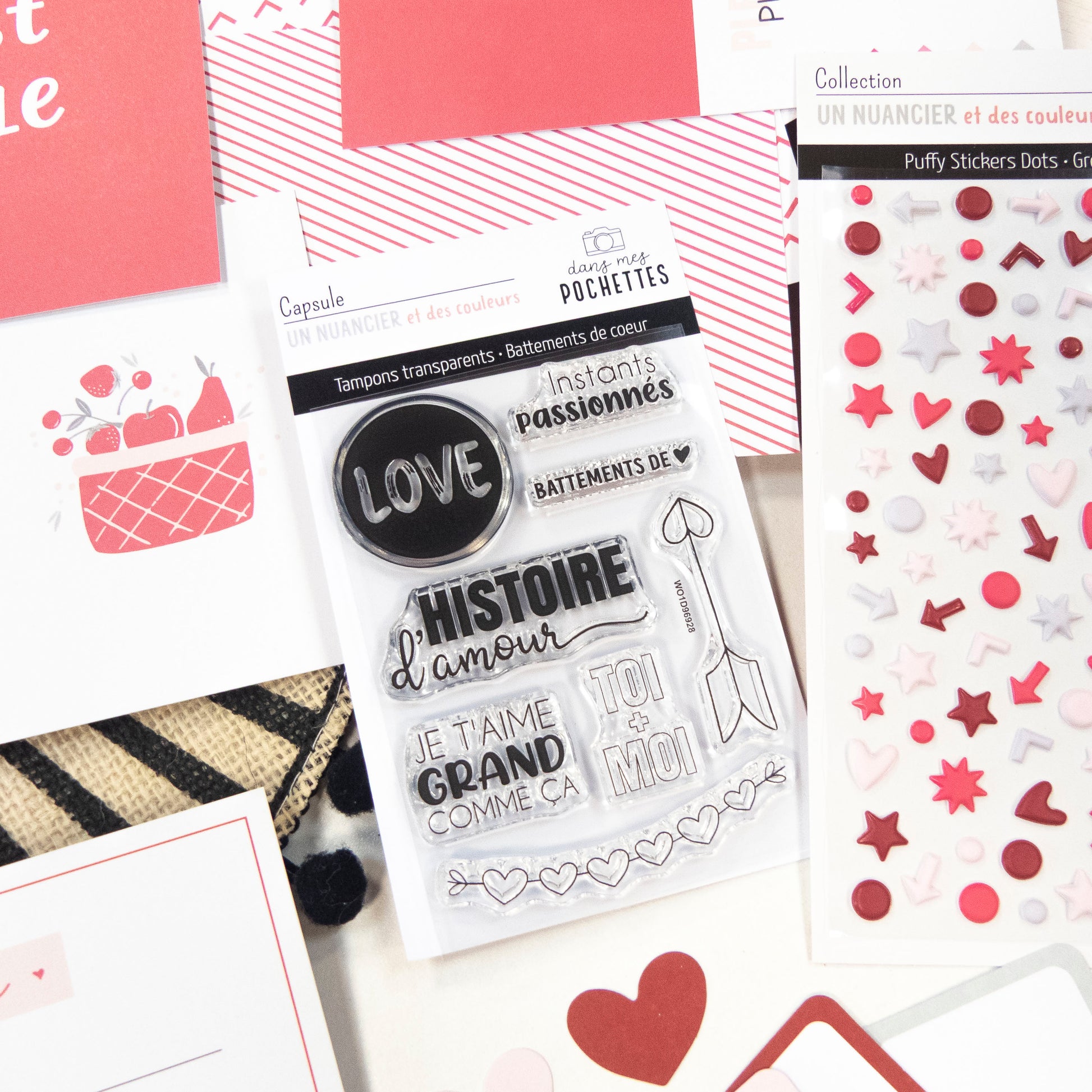 Planche de tampons clear "Battements de cœur" avec motifs love et messages romantique, entourée de décorations roses et rouges.