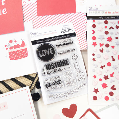 Planche de tampons clear "Battements de cœur" avec motifs love et messages romantique, entourée de décorations roses et rouges.
