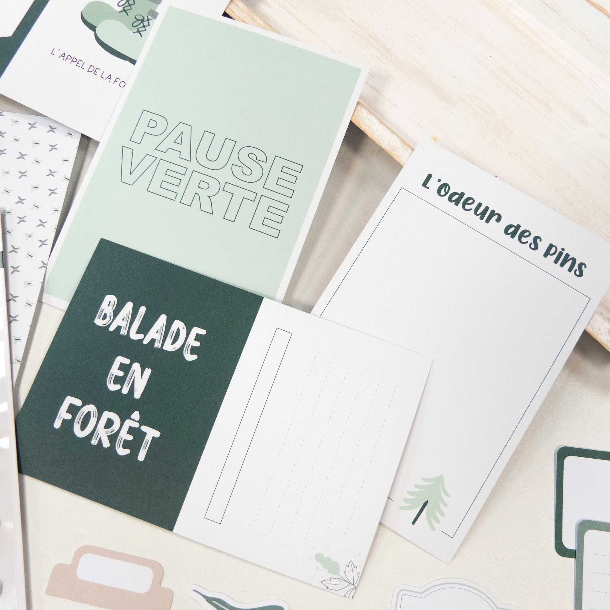 Cartes JDA - Project Life "Sous les pins" affichées avec des motifs forêt et messages pauser verte, balade en forêt et l’odeur des pins.